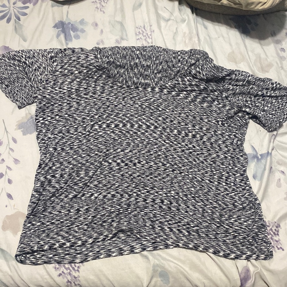 Women’s top from apt. 9
